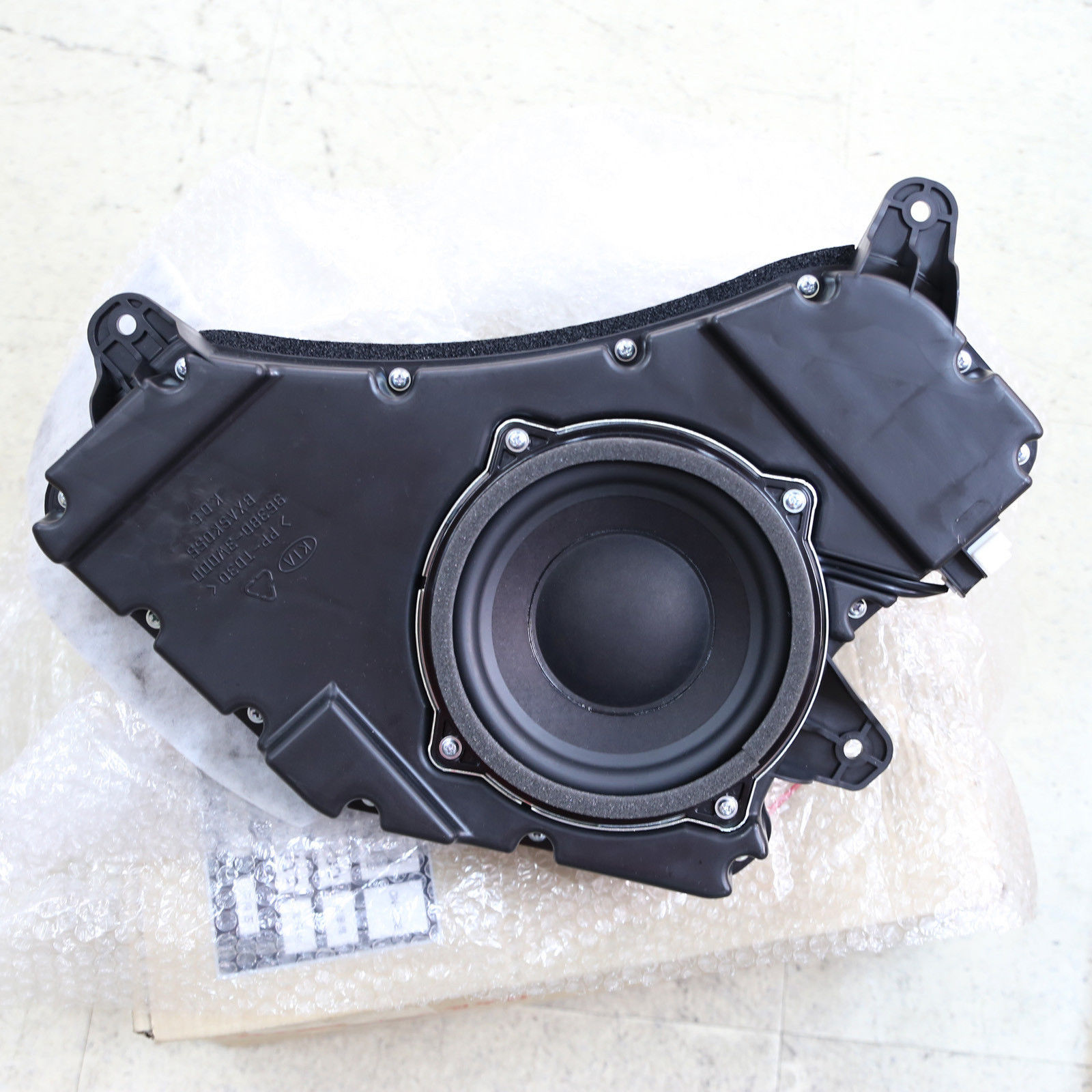 Sportage 3 сабвуфер. Штатный сабвуфер kia sportage 4. Штатный сабвуфер kia sportage 2. Штатный сабвуфер киа спортейдж 4. Kia sportage 2011 сабвуфер.